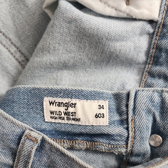 Wrangler Blue Straight Leg Jeans with Classic Style - Picture 2 of 6